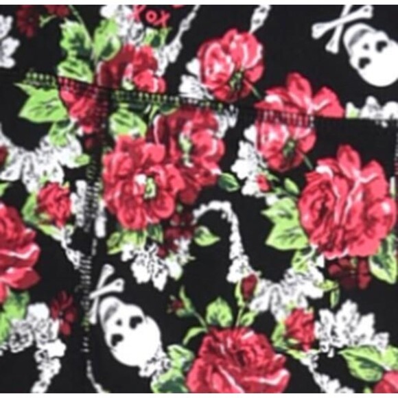 Betsey Johnson High Rise Performance Capri Legging Skull and Flower Size M - Picture 3 of 3